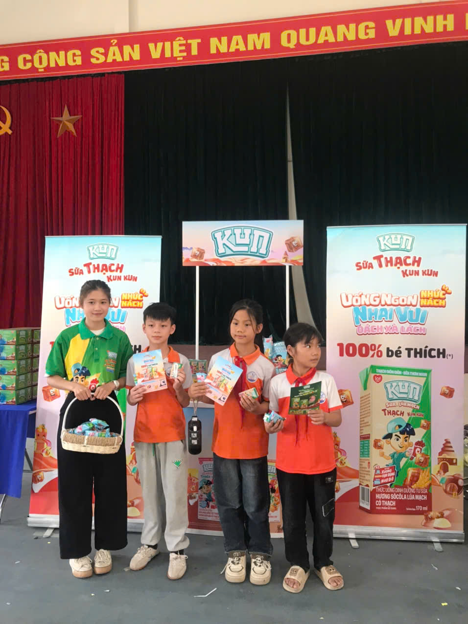 phối hợp với công ty sữa kun tặng sữa cho học sinh