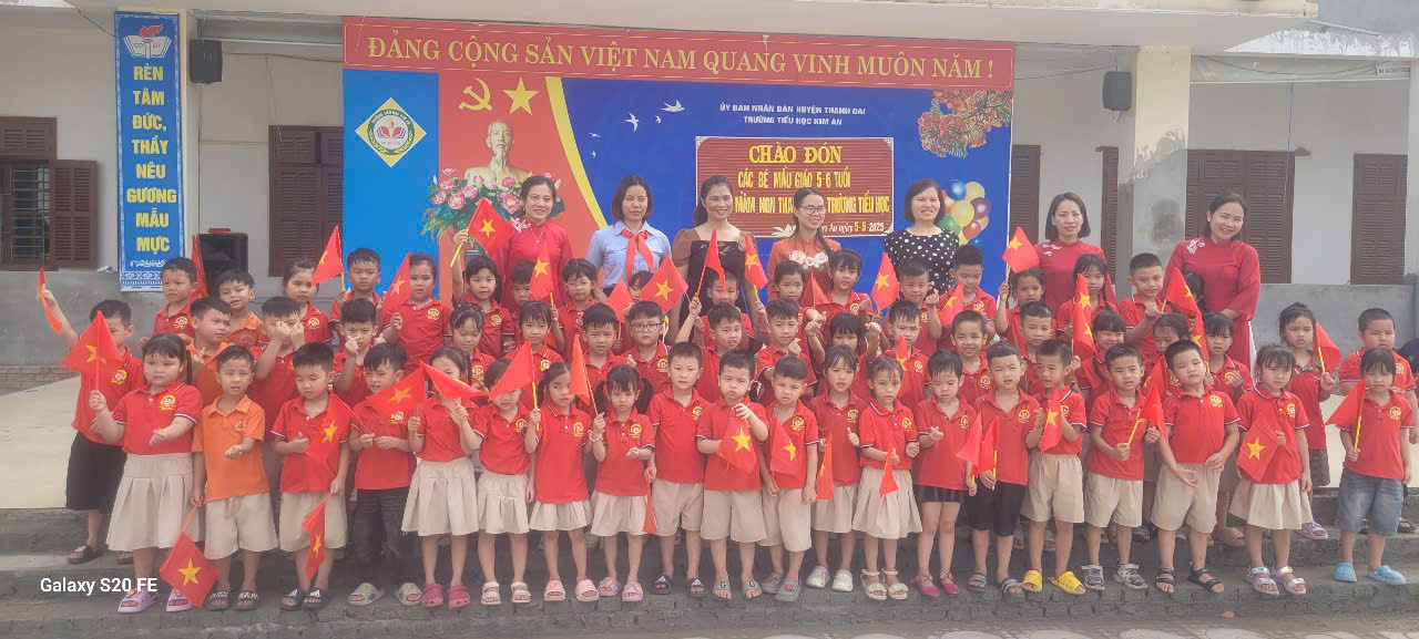 đón trẻ mầm non tham quan trường tiểu học